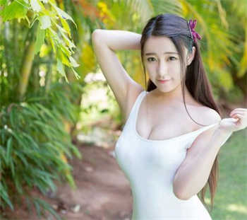 爷爷和孙女练书法
