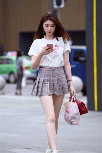不知火舞被三个小男孩
