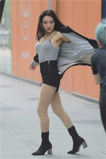 何美钿跟谁长得很像
