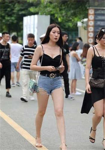 女董事长萱萱参加同学聚会