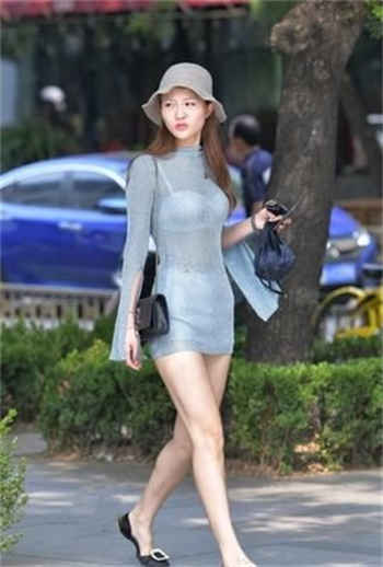 把她抵在门上狂抽猛送
