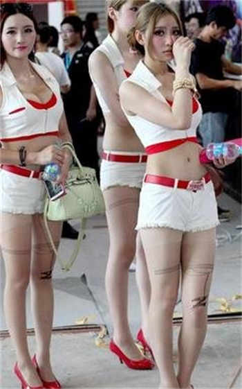 姨妈开车我和妈妈坐车后排