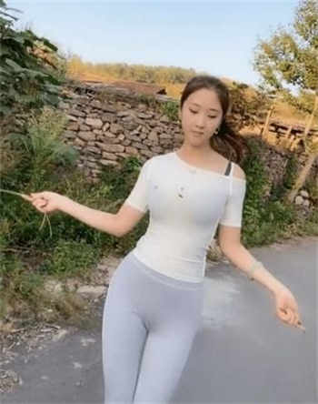 swag女演员有玫瑰花纹身