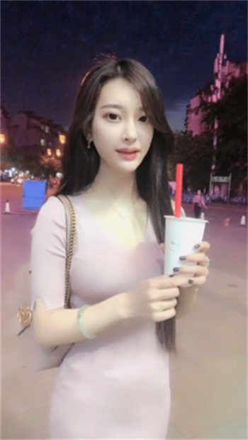 少女在地上拉屎