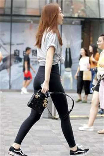 swag蓝色玫瑰花的女人
